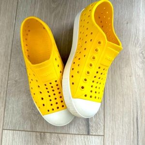 EUC Yellow Native Shoes, Jefferson Child, Kids Lightweight Sneaker, Crayon, C12